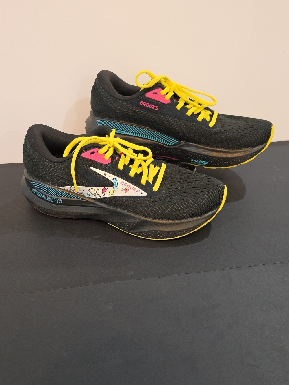 Brooks Adrenaline 24 GTS Women’s Black Nursing Shoes Yellow Laces size 8